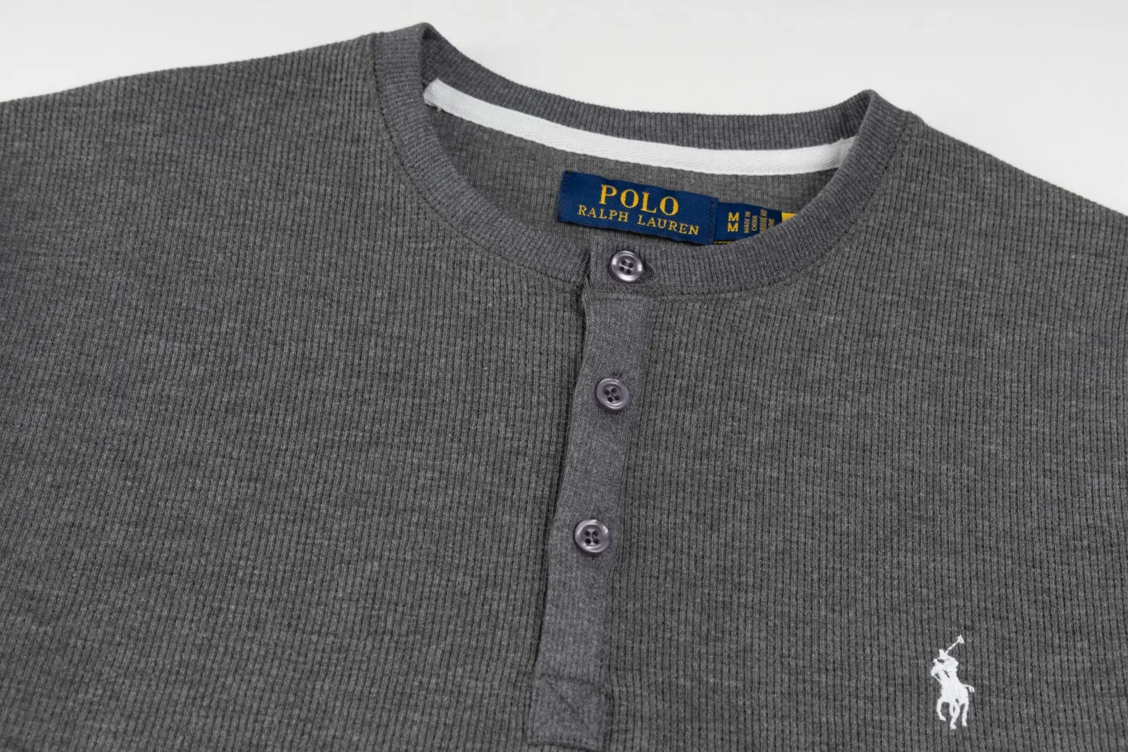 P196 #R79 Ralph Lauren/Ralph Lauren Waffle Henley Collar Open Button Sweater Exclusive Henry Collar Waffle Series Open Bust Sweater Exclusively customized with original grade waffle fabric, 100% cotton yarn imported machine-dyed weaving process, full texture, all collars, cuffs and hems are fixed and woven threads, full of high-quality quality, can be worn alone or matched, classic hot style Color Navy Blue Dark Gray Black White SIZE: S M L XL Shoulder width: 51.5/53/54.5/56 Bust: 108/112/116/120 Sleeve length: 60/61/62/63 Clothing length: 66.5/68/69.5/71